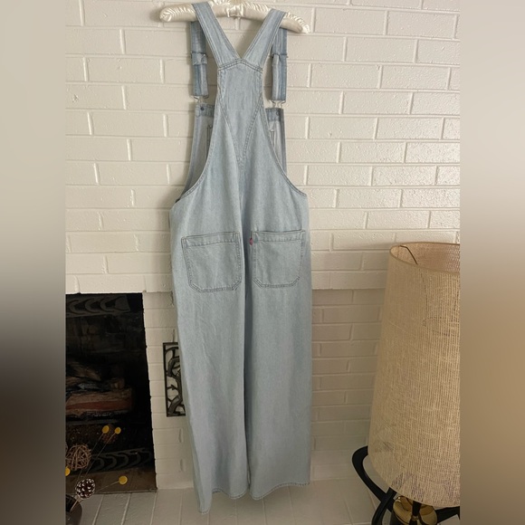 Levi’s loose-fit overalls.Light wash. NWOT 100% cotton. Relaxed fit. 30” inseam. - Picture 4 of 7